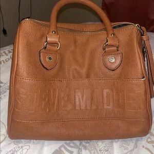 Steve Madden purse no stains good condition
Please see last picture